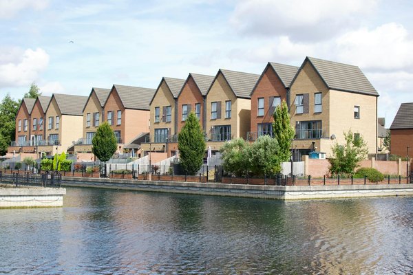 Comment faire une décoration murale avec des cadres photos sans percer le mur ?