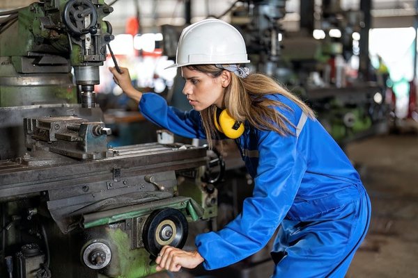Quelles sont les étapes pour fabriquer une tête de lit avec rangement intégré ?