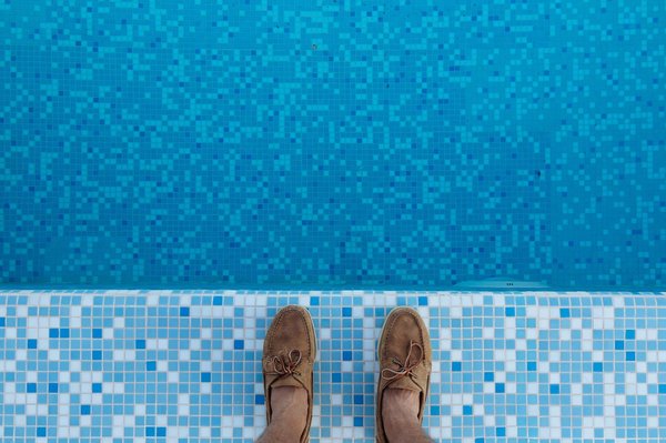 Quelles sont les astuces pour entretenir une piscine avec un minimum de produits chimiques ?