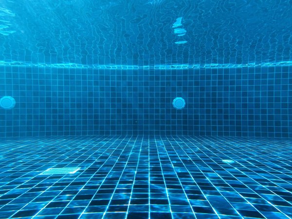 Quel est le moyen le plus simple de réduire l'évaporation de l'eau de la piscine ?